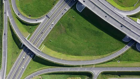 carretera de varios niveles, cruce de carreteras, intersección de flujos de tráfico. vista aérea.