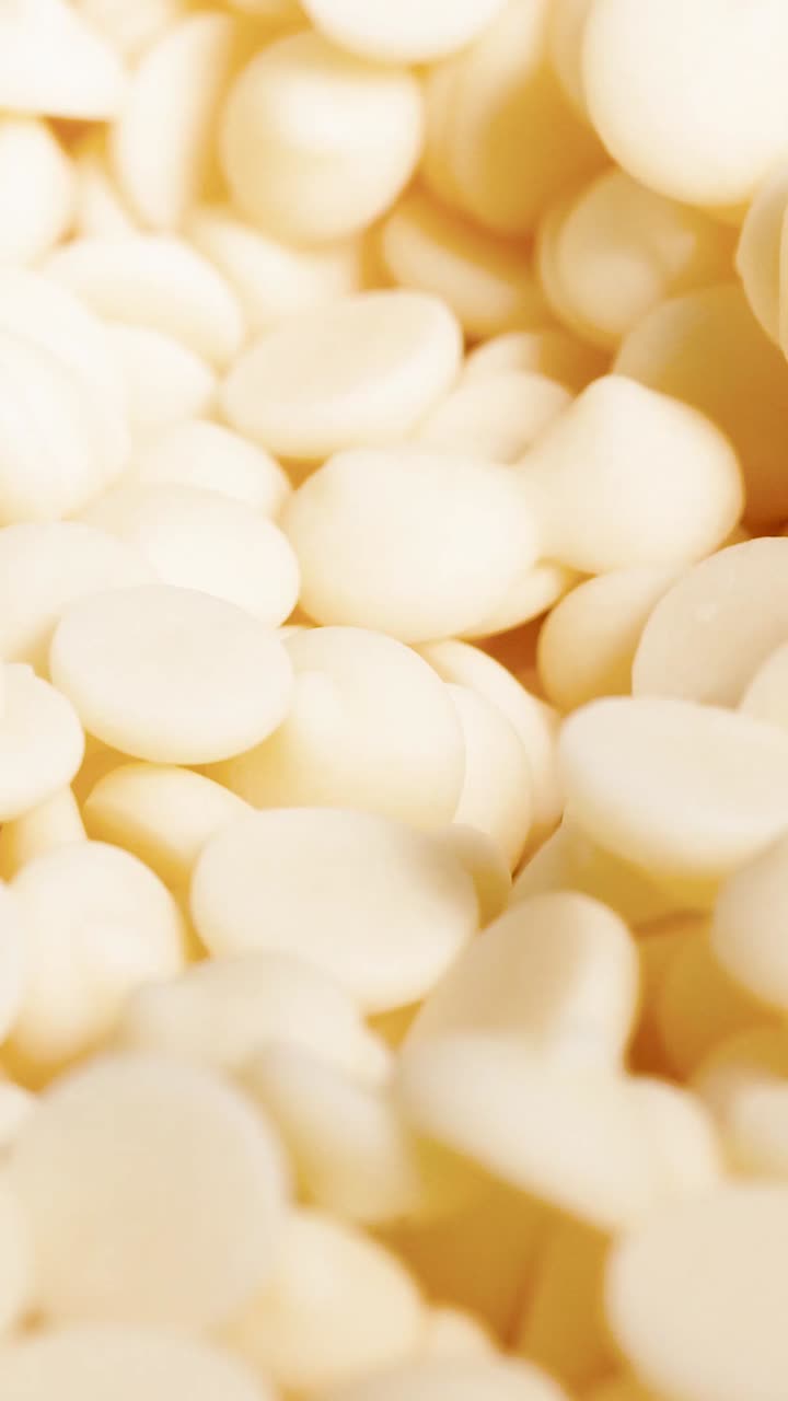 cuchara recogiendo trozos de chocolate blanco repetidamente