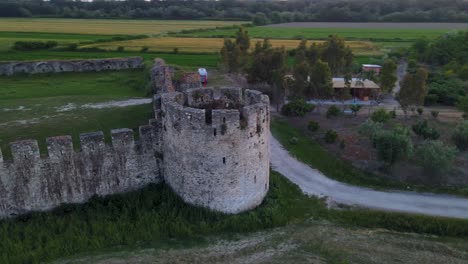 Una-Vista-De-Cerca-De-Una-Esquina-De-La-Fortaleza-De-Bashtove,-Albania