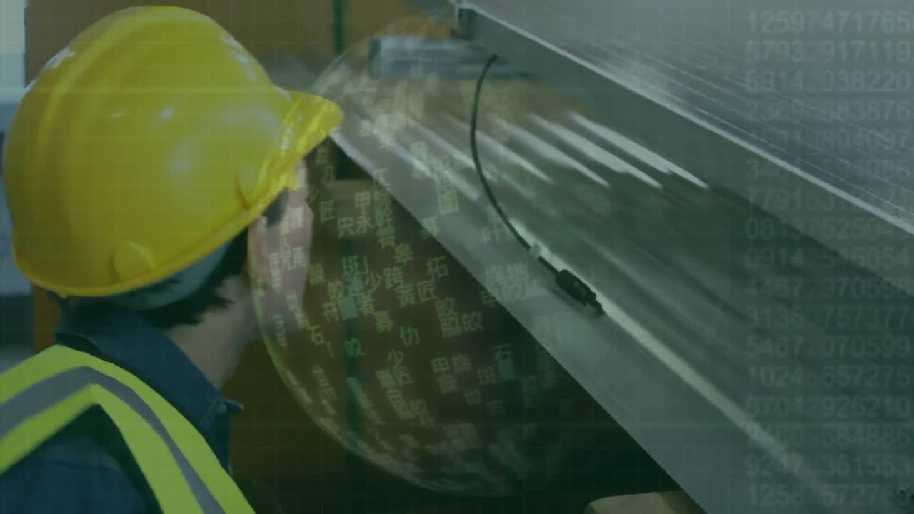 태양 전지 패널과 함께 일하는 백인 남성 노동자에 대한 데이터 처리 화면