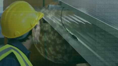 pantalla con procesamiento de datos contra trabajador masculino caucásico que trabaja con paneles solares