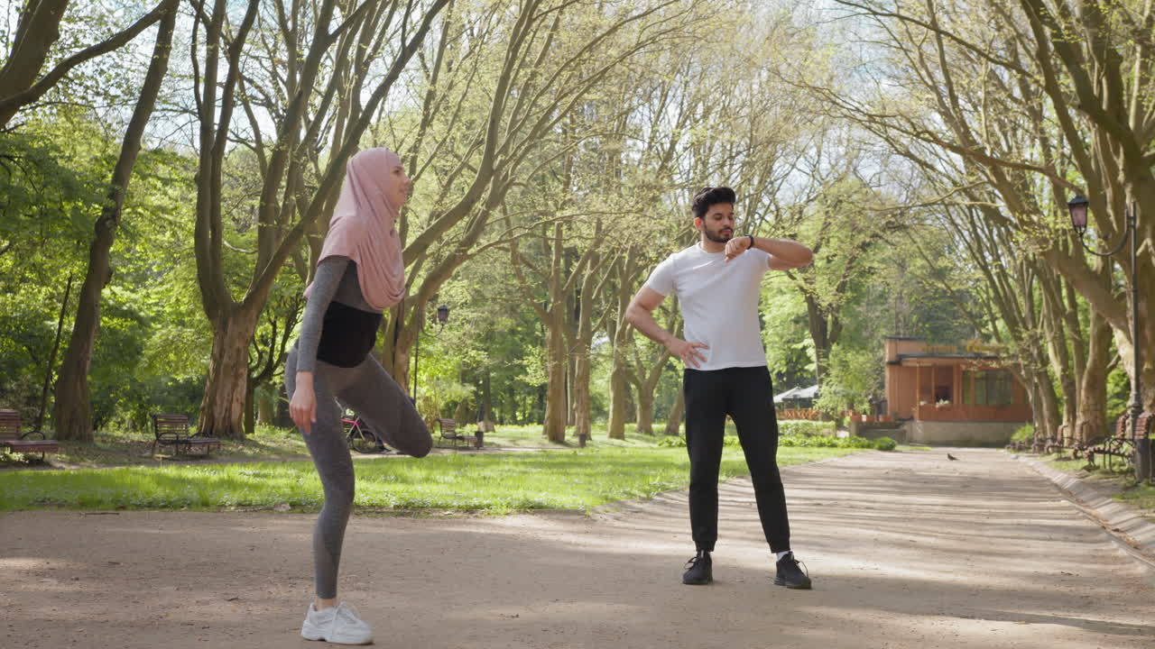 pareja haciendo ejercicio en el parque
