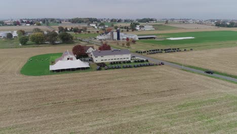 boda amish en una granja amish captada por un dron