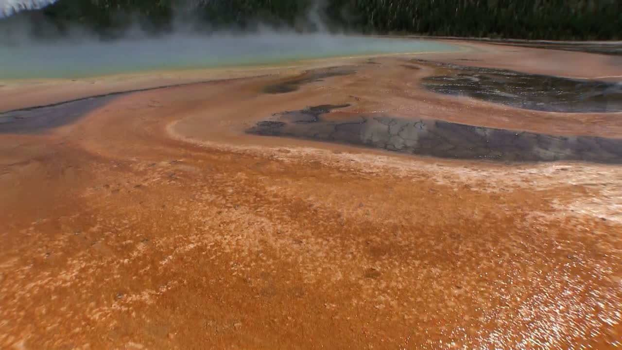 el vapor se eleva desde un lago geotérmico en los grandes manantiales prismáticos en florida