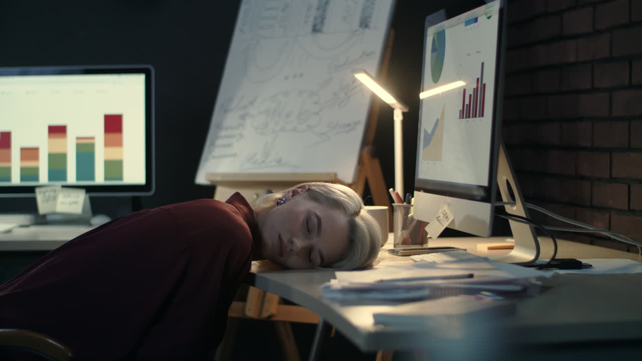 지친 사업가 여성이 테이블에 머리를 놓고