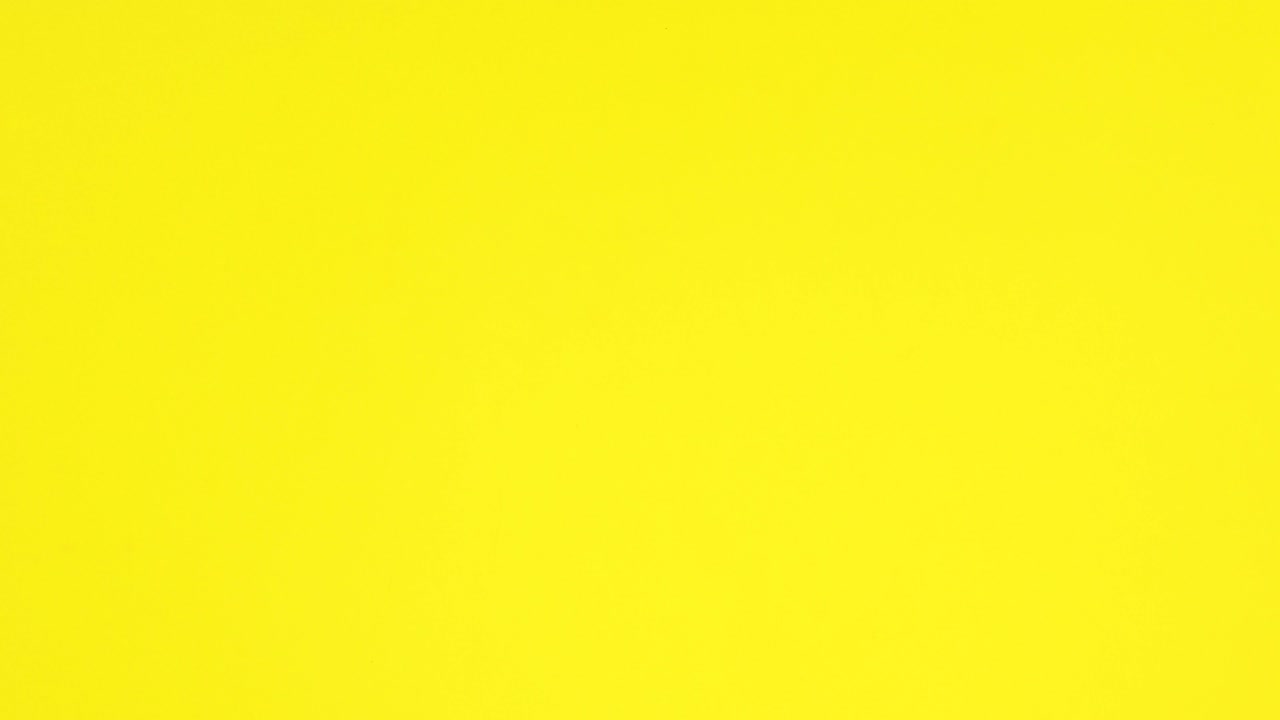 el marco de halloween hecho de pegatinas de hallowee aparece en el tema amarillo con espacio vacío para el texto. stop motion