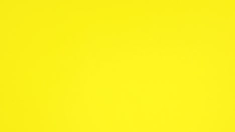 el marco de halloween hecho de pegatinas de hallowee aparece en el tema amarillo con espacio vacío para el texto. stop motion