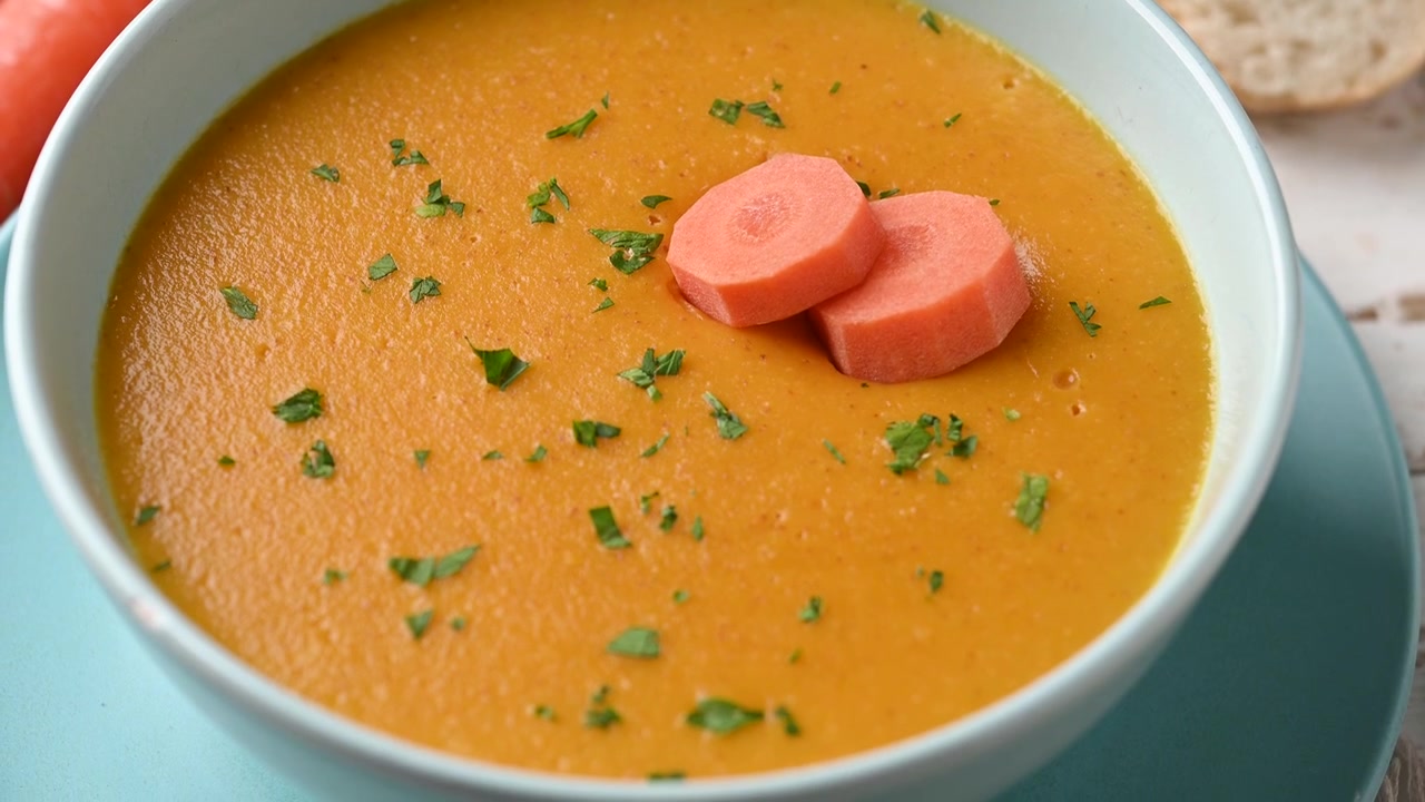 Cremet gulerodssuppe i en blå skål.