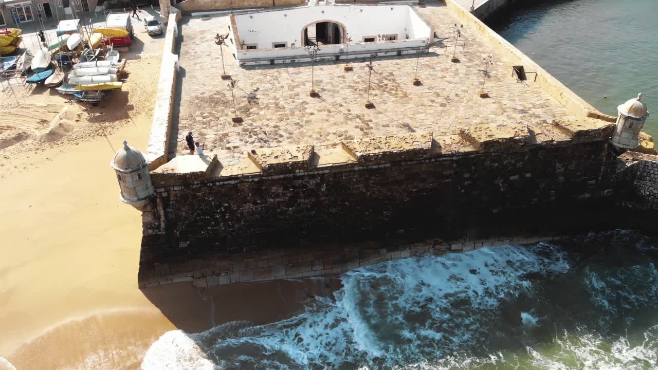 olas rompiendo en las paredes del fuerte de ponta da bandeira, lagos, algarve, portugal