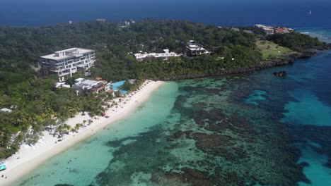 arrecifes de coral saludables, aguas claras y playas de arena de roatan, honduras