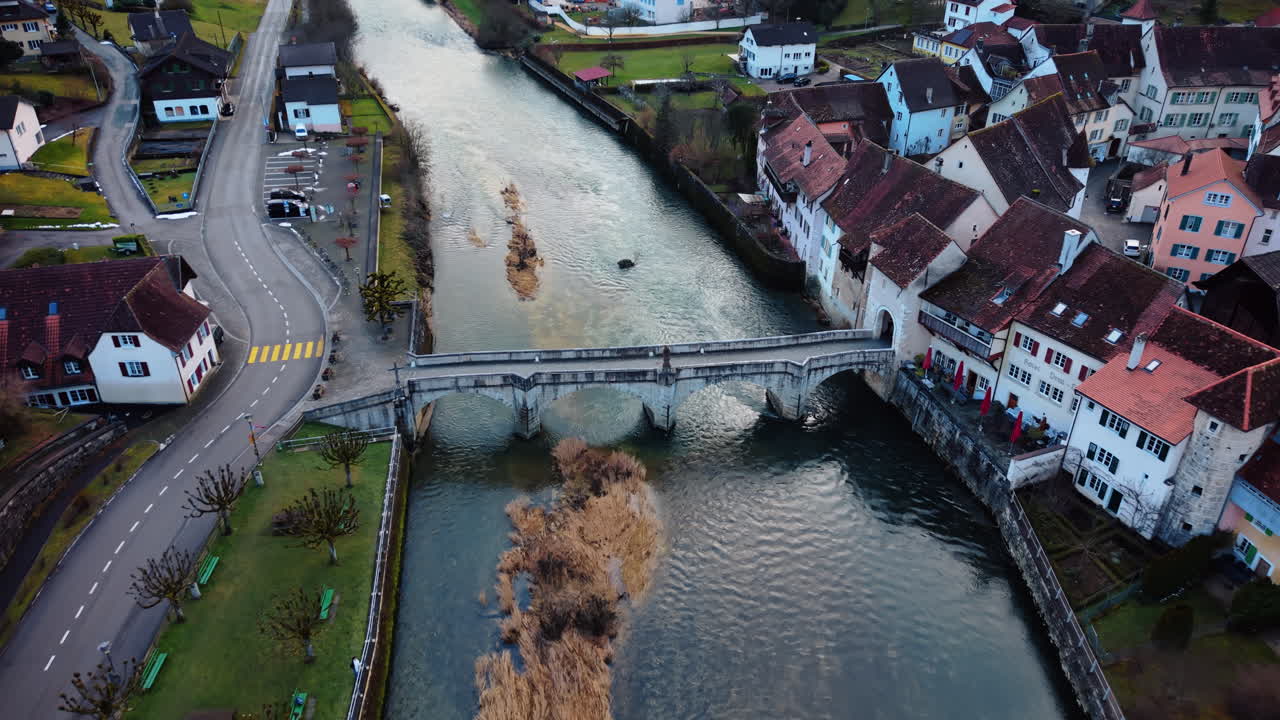 Aerea: ponte St-Jean del XVIII secolo a Saint-Ursanne di giorno a Clos du Doubs, cantone del Giura, Svizzera, carrellata con drone