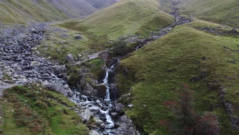 Ein-Wunderschöner-Wasserfall-Auf-Der-Wanderung-Zum-Gipfel-Des-Scafell-Pike-Im-Sommer