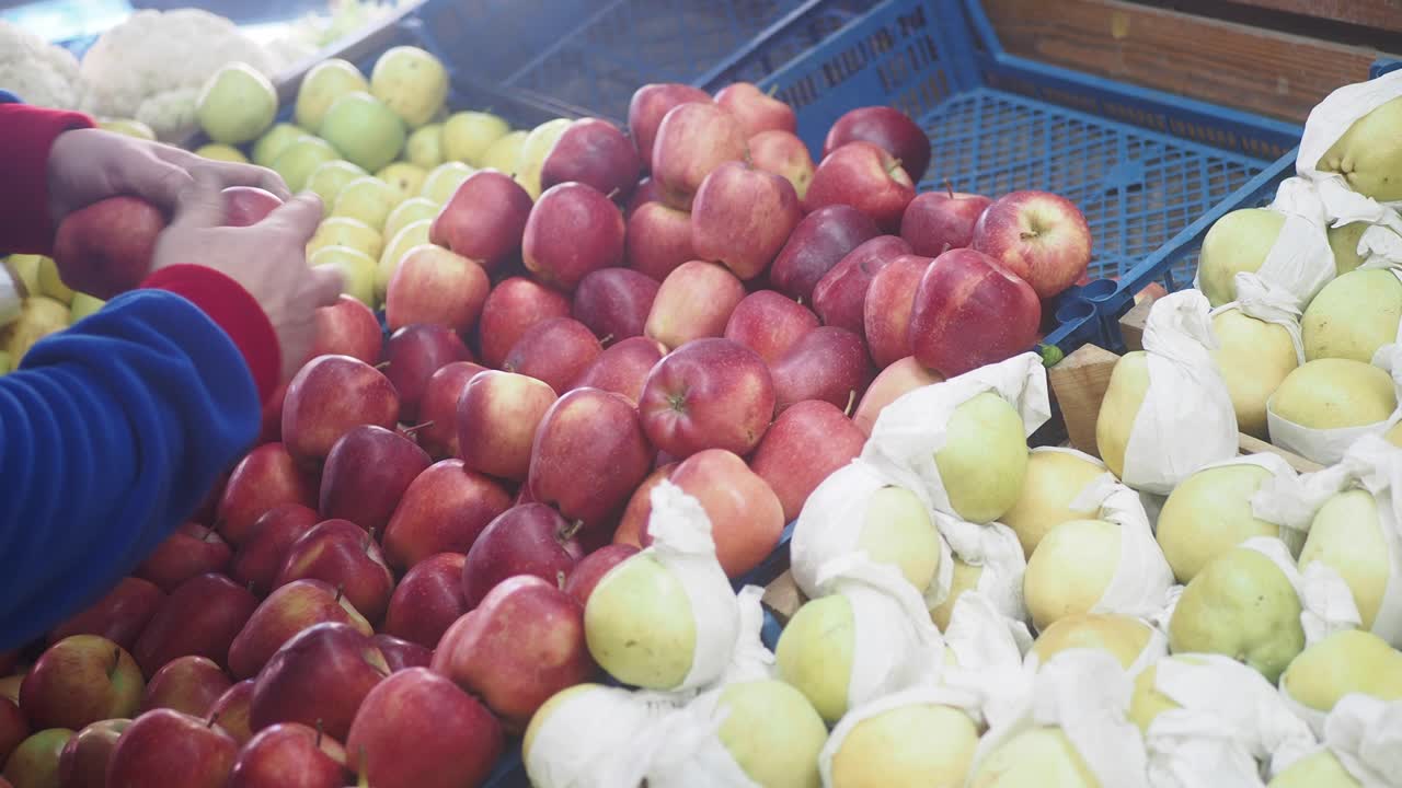 식료품 가게 에서 사과 와 진주