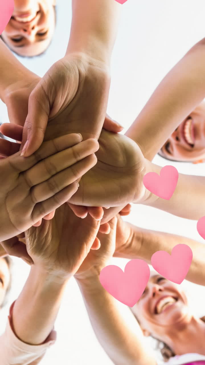 animación de los corazones sobre mujeres diversas felices que se unen