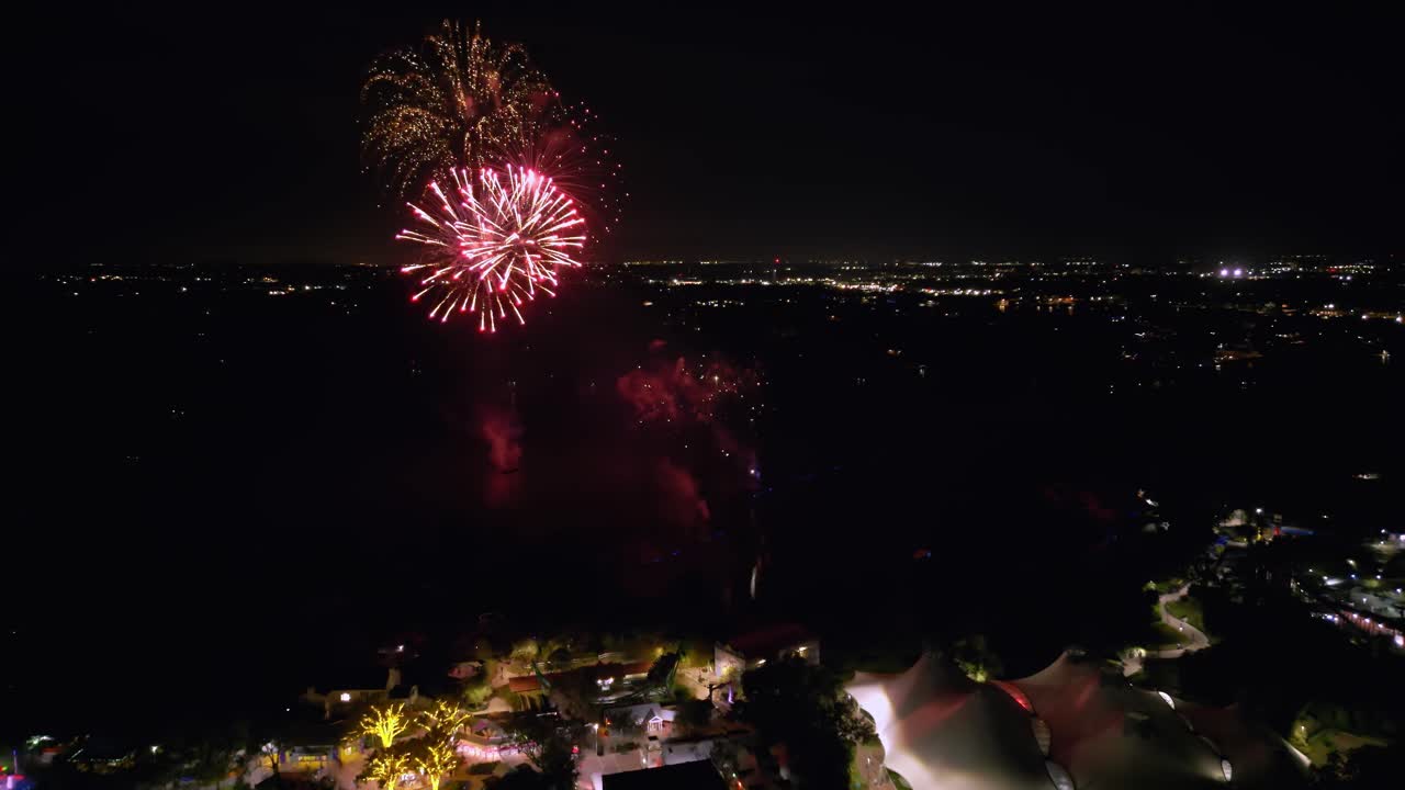 espectáculo de fuegos artificiales sobre legoland en winterhaven florida durante la temporada navideña por la noche
