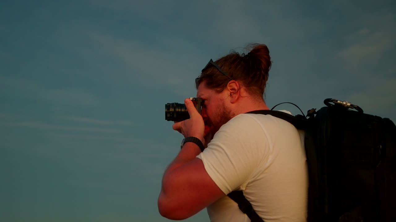 Creatori di contenuti, viaggiatori appassionati, attrezzatura fotografica mirrorless