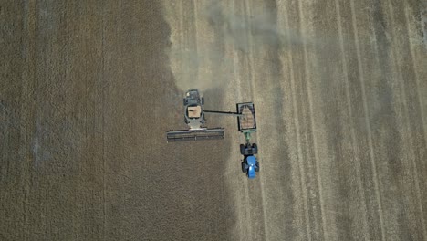 Cosechadora-Con-Tractor-De-Grano.-Aéreo-De-Arriba-Hacia-Abajo-Hacia-Atrás