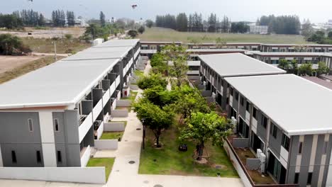 vista aérea del diseño exterior de una casa modular moderna, avión no tripulado
