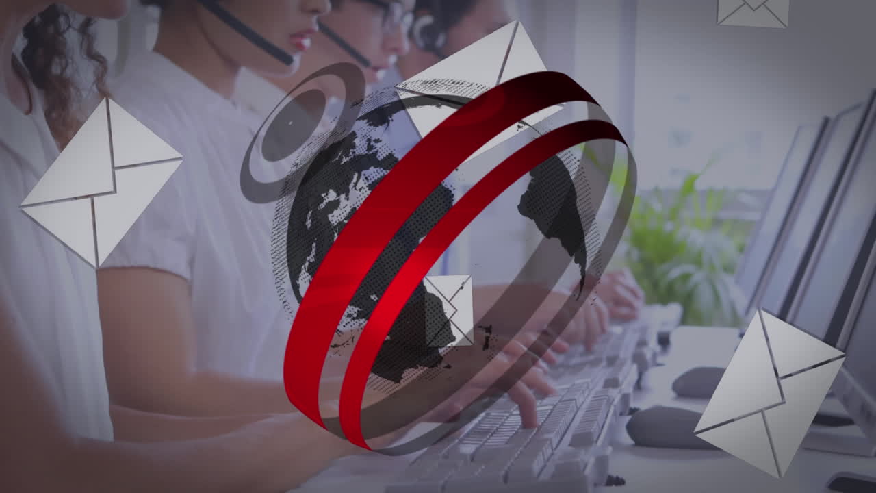 animación de iconos de globo y correo electrónico sobre personas de negocios que usan auriculares