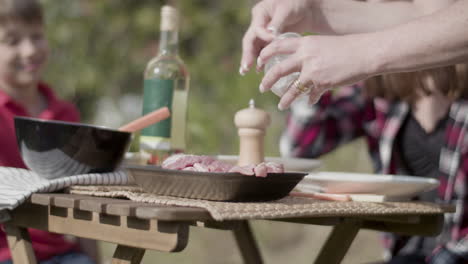 Nahaufnahme-Weiblicher-Hände-Mit-Maniküre,-Die-Fleisch-Zum-Grillen-Salzen