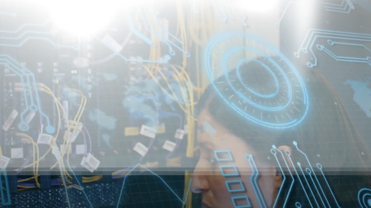 animación de las conexiones de escáner redondo y microprocesador contra el primer plano de un servidor de computadora