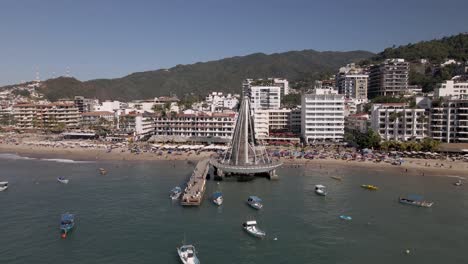 el muelle de la playa de los muertos en puerto vallarta, méxico