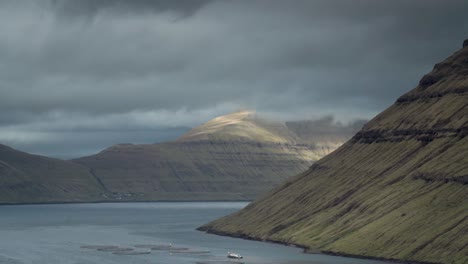 Densas-Nubes-Oscuras-Sobre-La-Isla-De-Kalsoy-En-Las-Islas-Feroe-De-Dinamarca