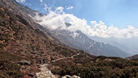 los excursionistas viajan a través de los himalayas de nepal en las caminatas de langtang y gosaikunda