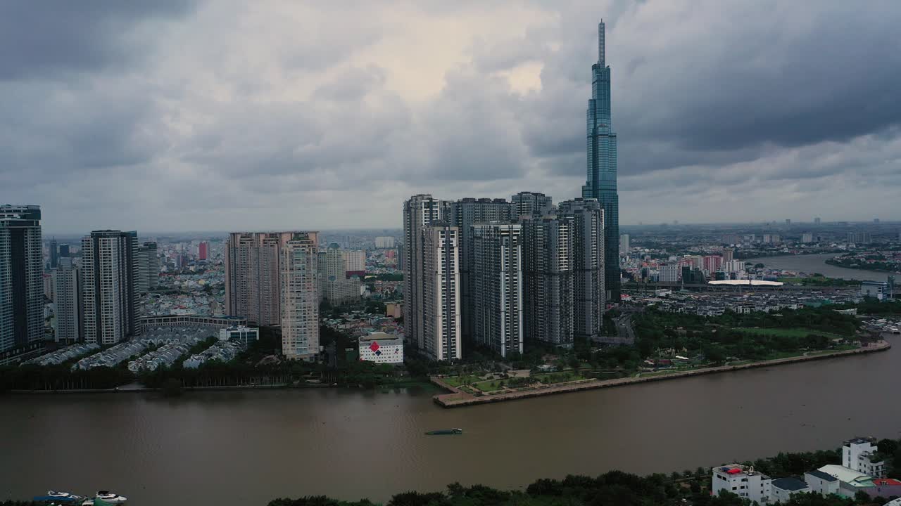 vista aérea del parque central y el rascacielos emblemático en el río saigón en la ciudad de ho chi minh, vietnam en clima nublado y lluvioso