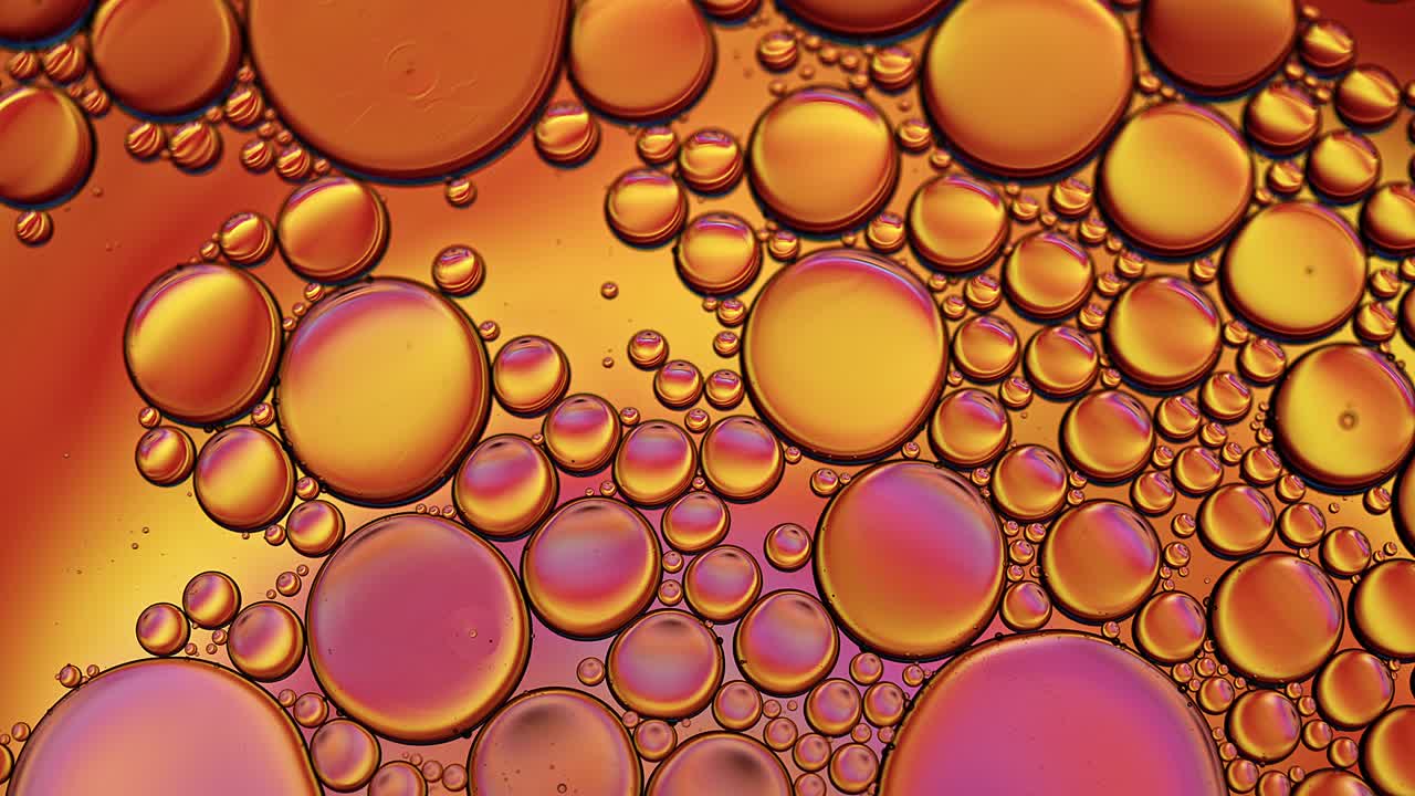 추상적인 다채로운 음식 기름 방울 거품과 구가 흐르고