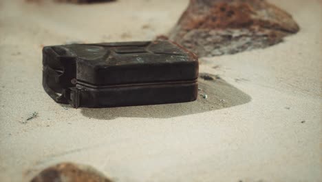 un recipiente de combustible oxidado en el viejo desierto