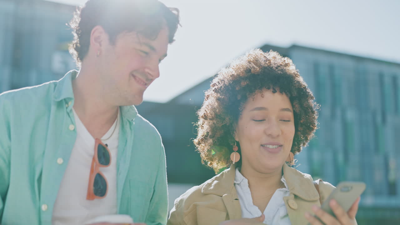 스마트폰, 직원 및 친구들이 도시에서 고 있습니다.