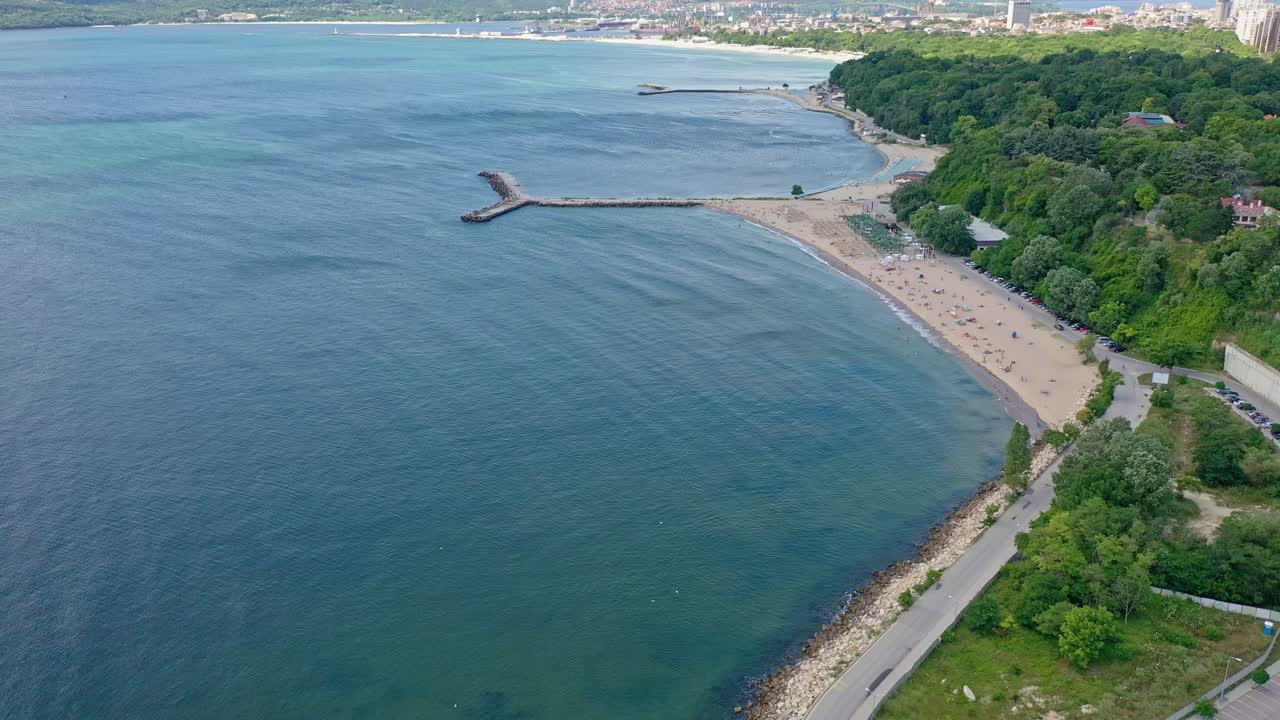 vista aérea de la playa en la ciudad con agua azul y mar tranquilo