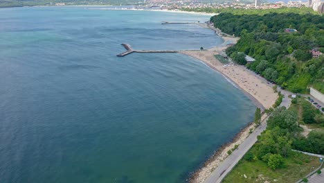 Luftaufnahme-Des-Strandes-In-Der-Stadt-Mit-Blauem-Wasser-Und-Ruhigem-Meer