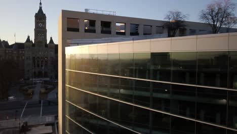 The-sun-sets-across-downtown-Salt-Lake-City,-Utah-at-the-public-library