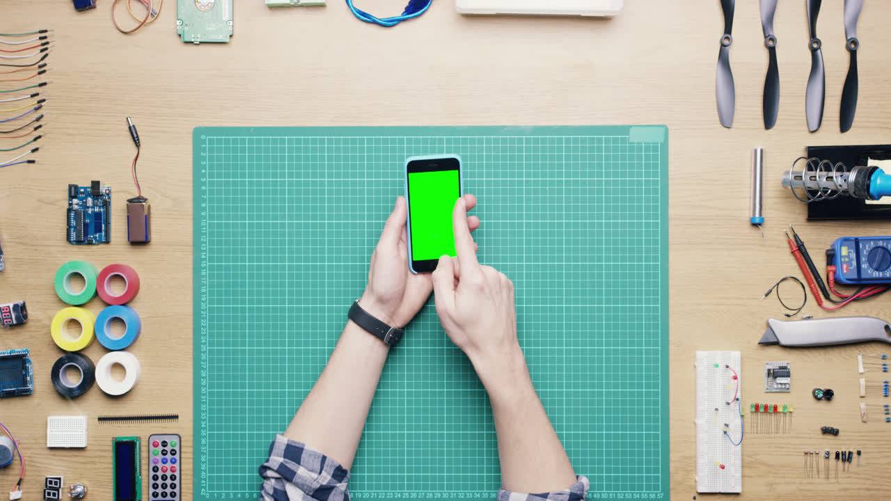 vista superior ingeniero de software usando pantalla táctil de teléfono inteligente en el escritorio desde arriba - dragón épico rojo