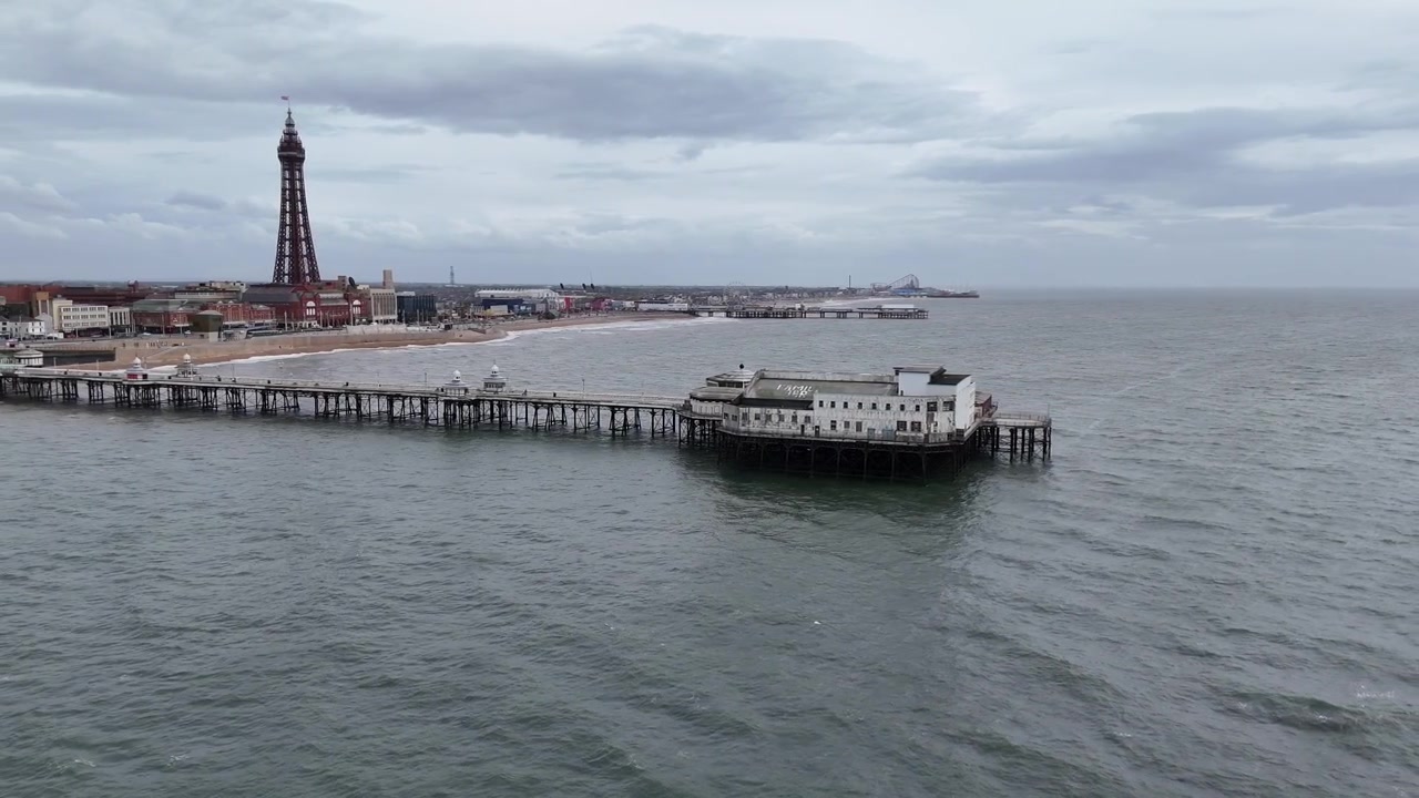 Ripresa aerea panoramica con drone dal North Pier alla Torre di Blackpool, Lancashire, Regno Unito.
