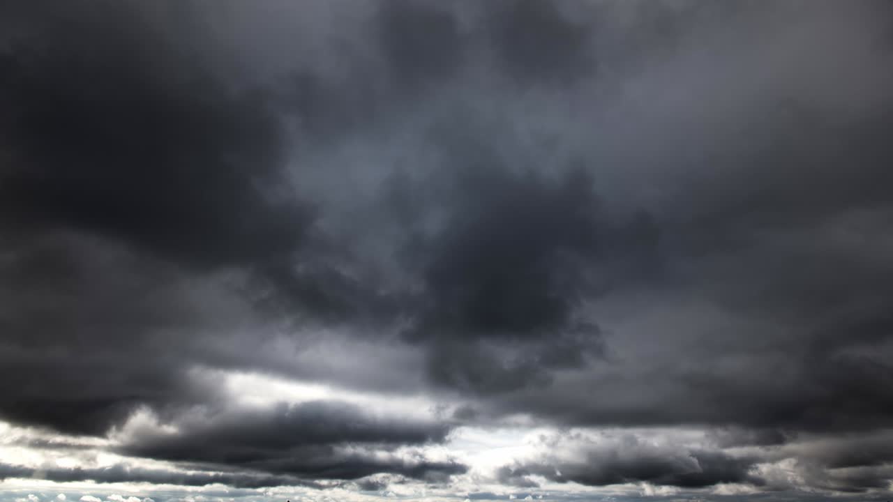 어두운 극적인 폭풍우 하늘의 시간 경과