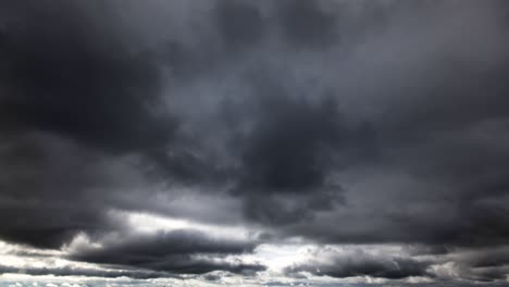 el lapso de tiempo de un cielo oscuro dramático tormentoso