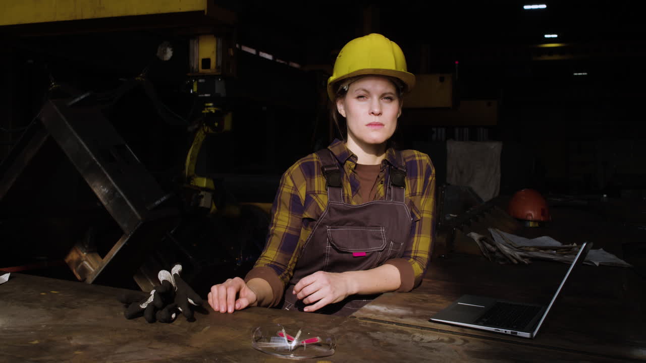 женщина позирует в помещении