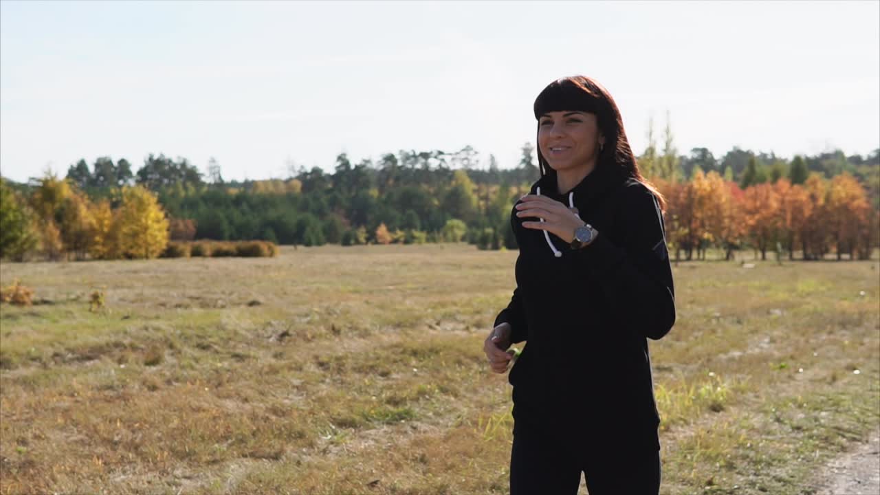 mujer corriendo en el parque de otoño