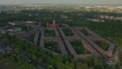 Panorama-De-Los-Históricos-Apartamentos-De-Ladrillo-Rojo-Y-La-Iglesia-De-Santa-Ana-En-Nikiszowiec,-Katowice,-Polonia