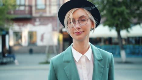 mujer elegante en un entorno urbano