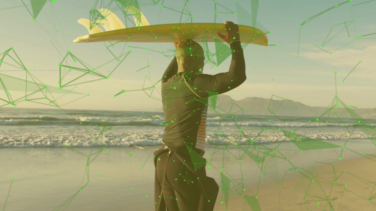 Surfista caminhando em direção às ondas na areia, carregando uma prancha amarela para surfar, enquanto uma sobreposição verde cresce.