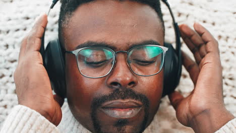 hombre escuchando música con auriculares