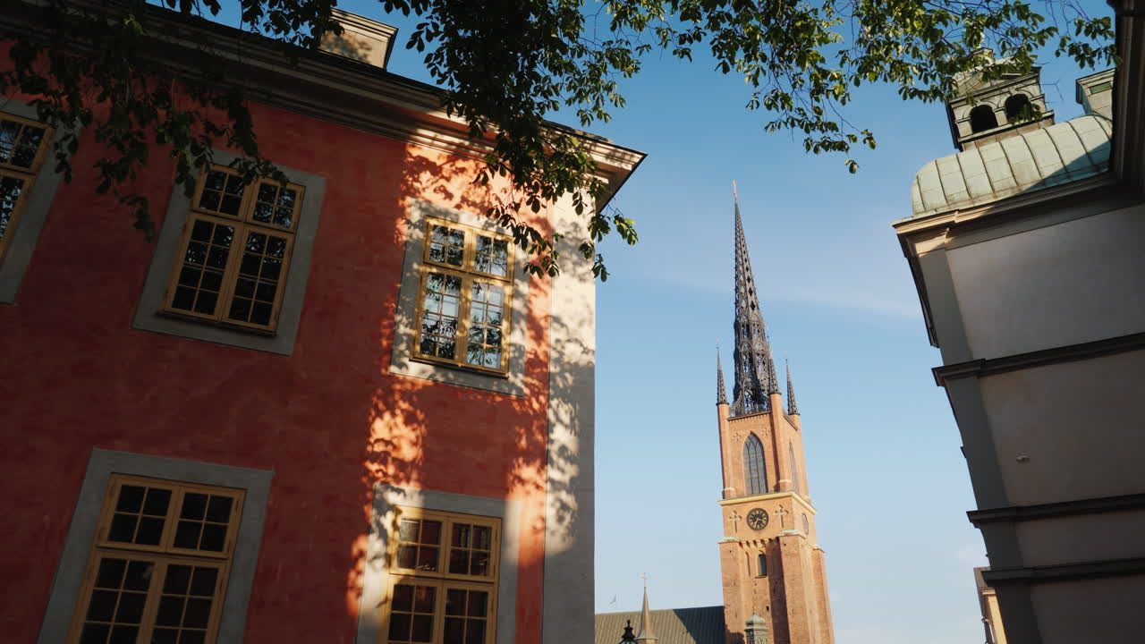 스톡홀름 스테디캠 샷의 철 첨탑이 있는 유명한 교회의 전망