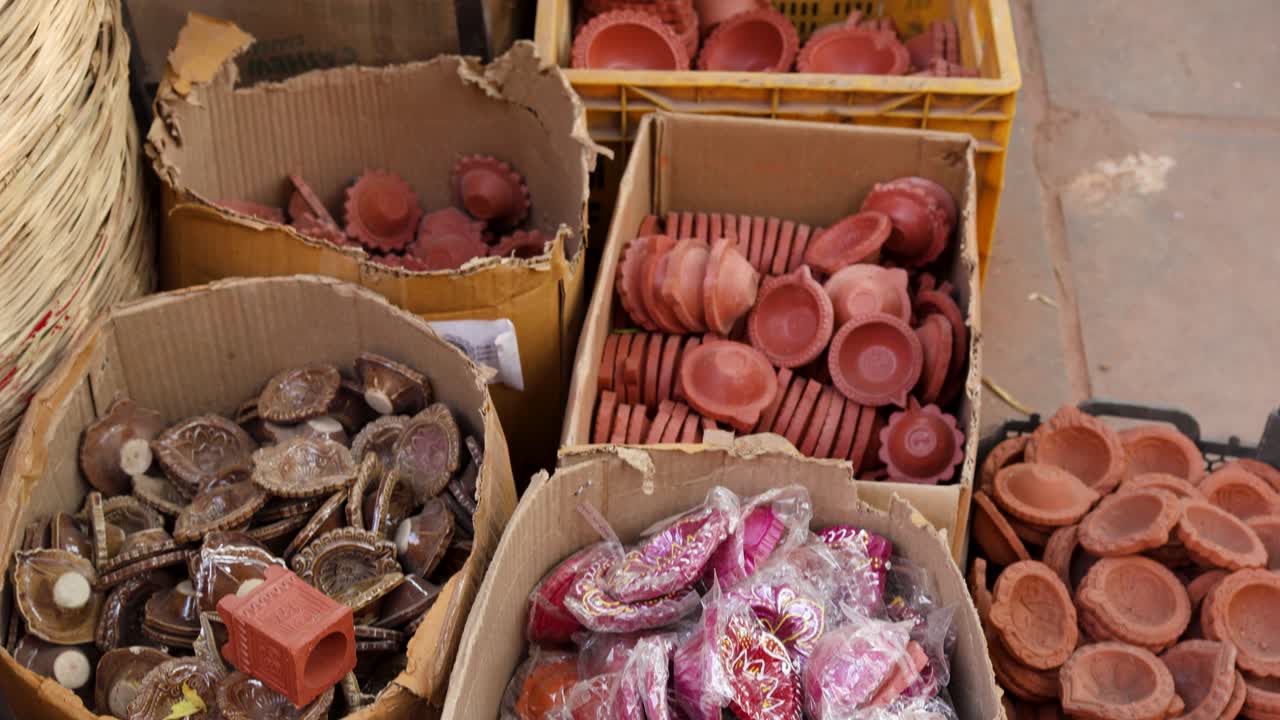 다른 각도 에서 디발리 축제 에서 판매 하기 위해 보관 된 점토 기름 램프