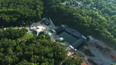 Toma-De-Drone-Del-Museo-De-Arte-De-Puentes-De-Cristal-Y-Un-Río