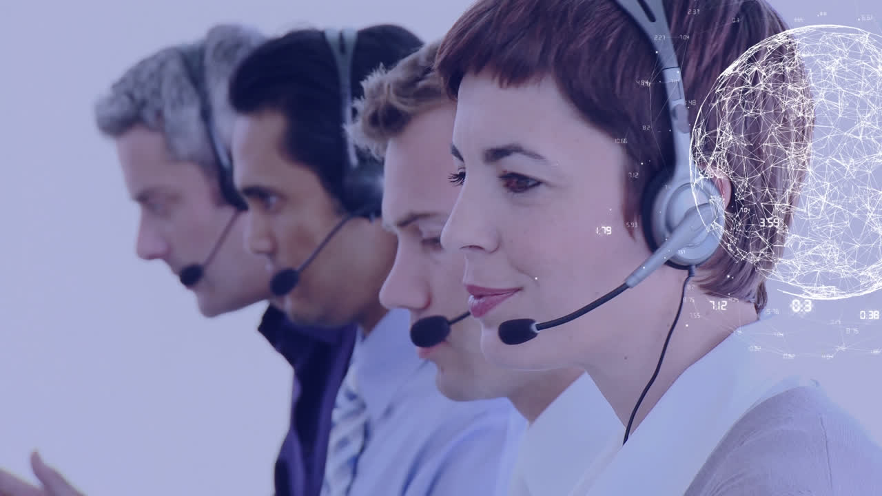 animación del globo sobre la gente de negocios usando auriculares de teléfono