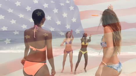 Animación-De-La-Bandera-De-América-Sobre-Amigas-Diversas-Y-Felices-Jugando-Con-Frisbee-En-Una-Playa-Soleada